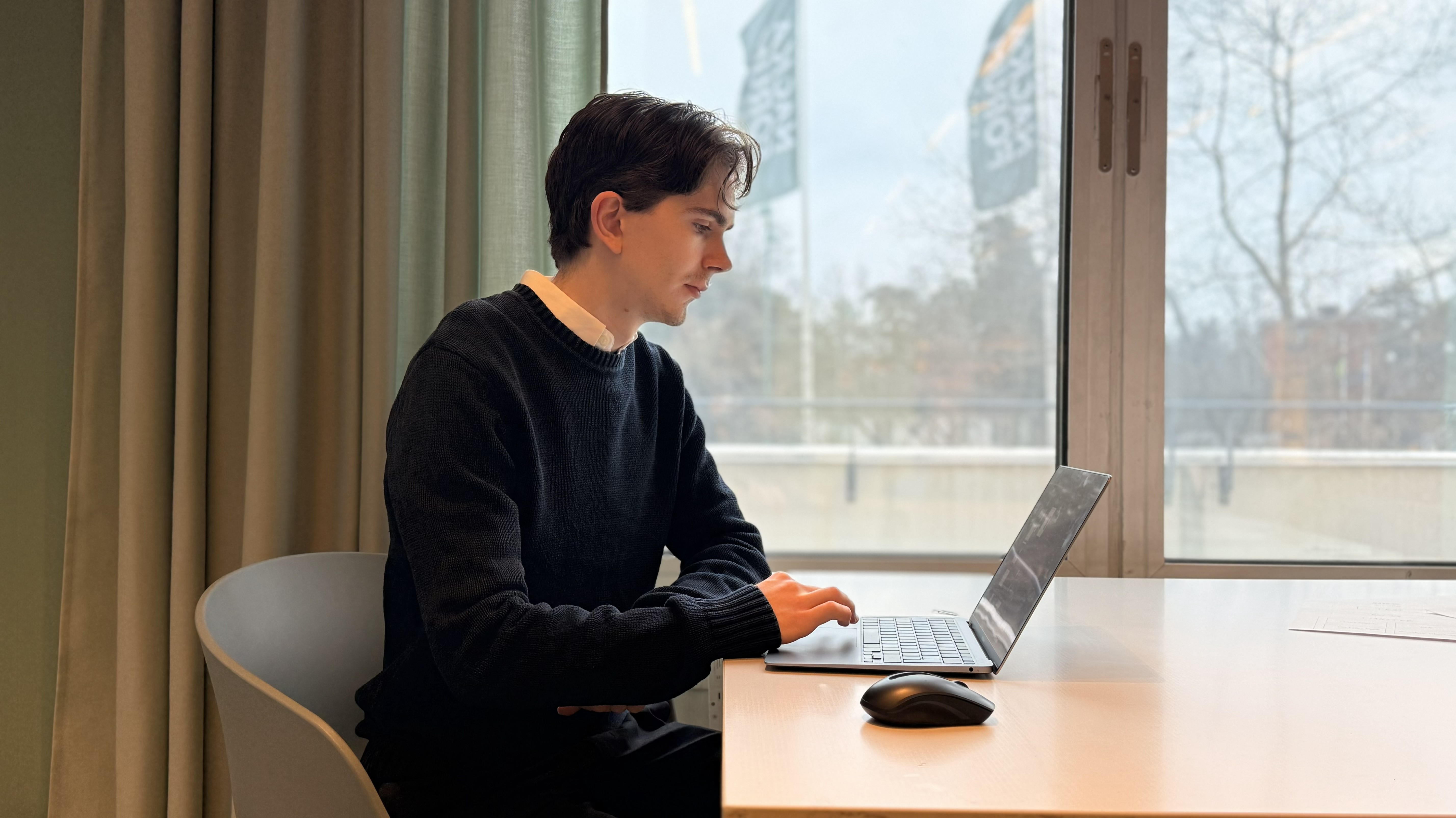 Team som arbetar med behovsanalys och post-its