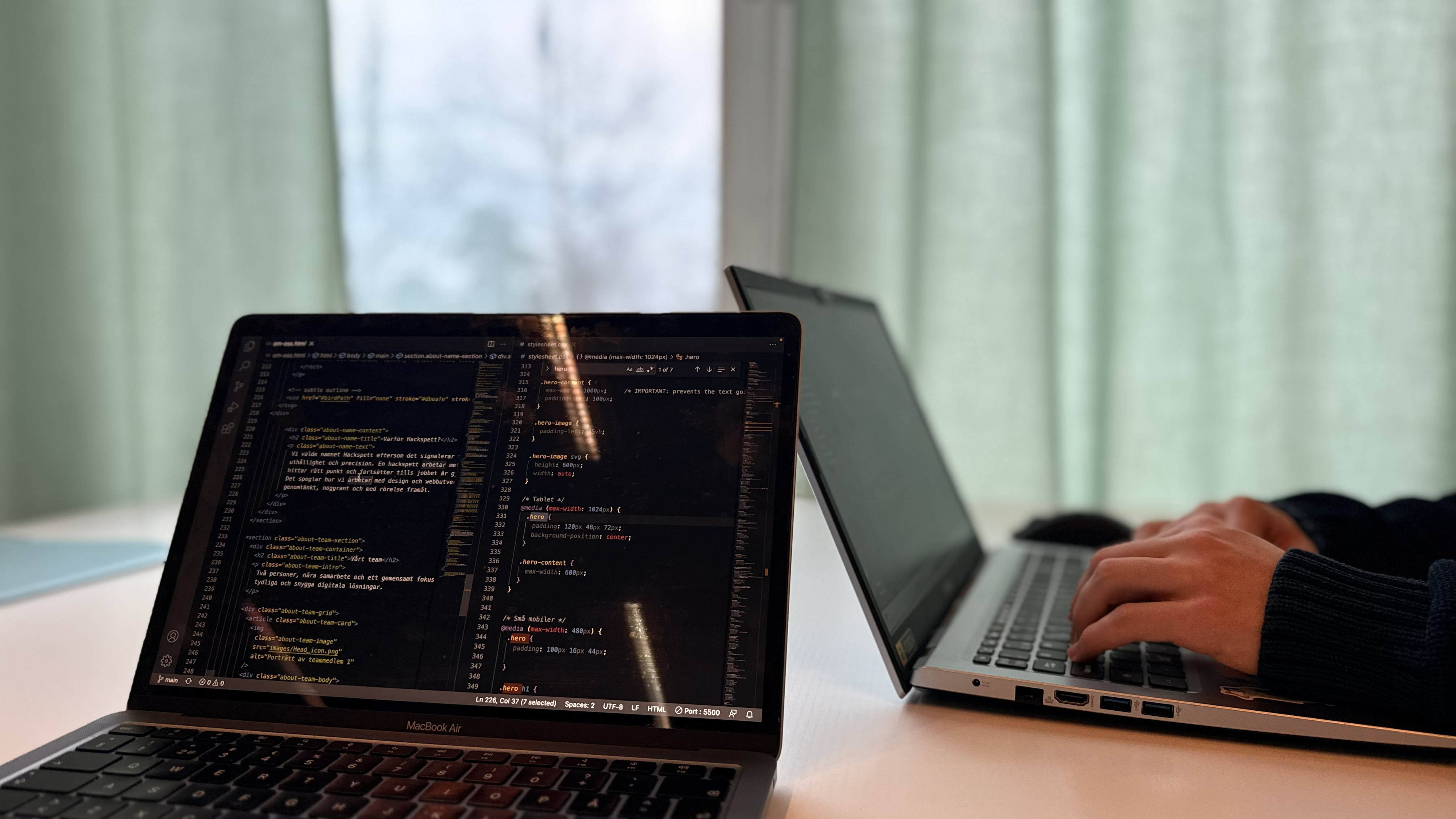 Laptop med kod och utvecklingsarbete