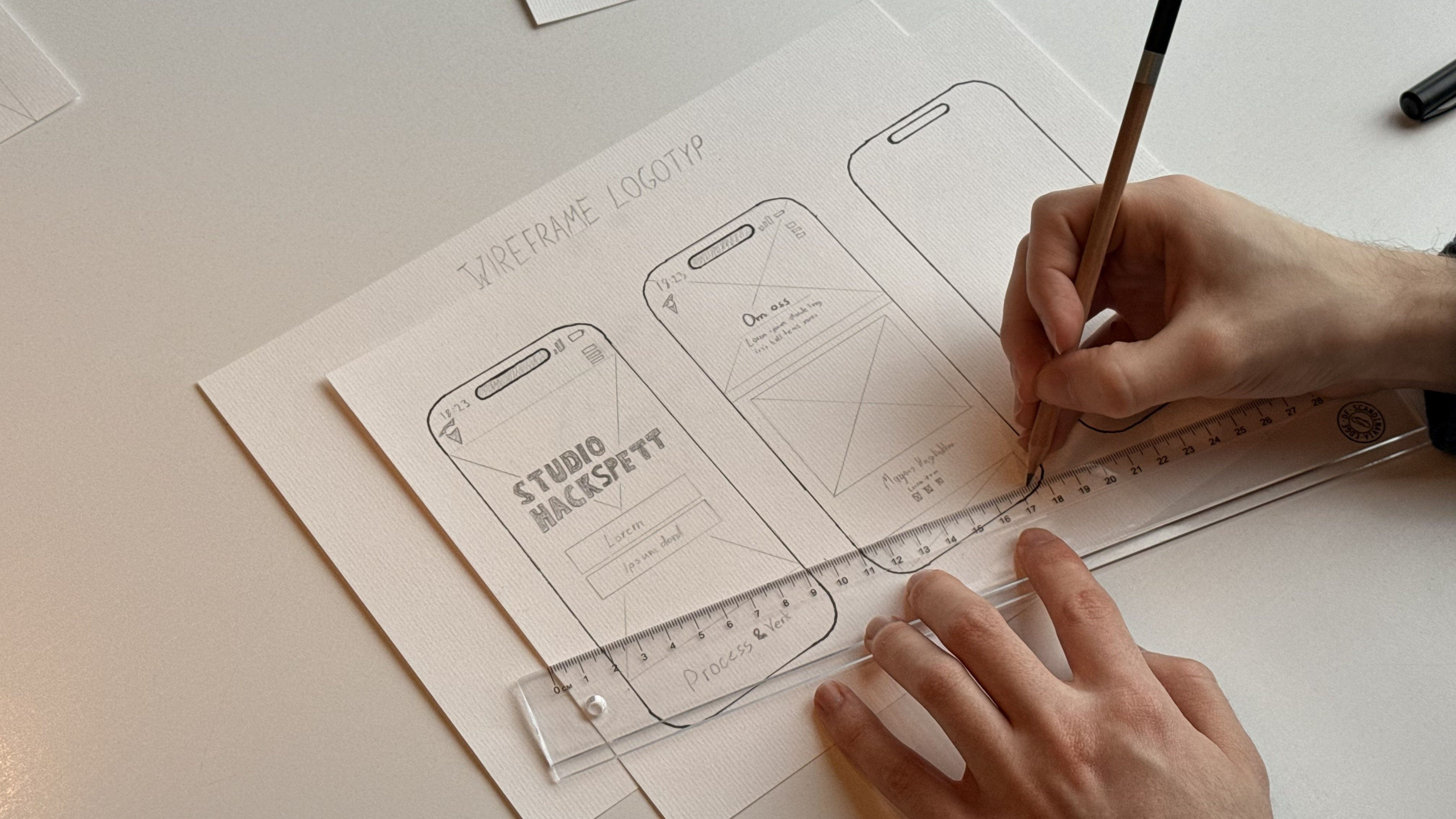 Skisser och wireframes på bord